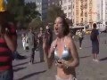 ataist kadın taksim de soyunarak eylem yapıyor