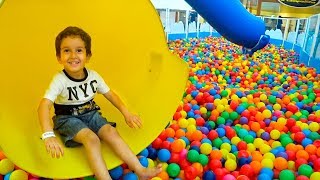 CRIANÇAS BRINCANDO no MAR de PISCINA de BOLINHAS e Parquinho Infantil - Paulinho e Toquinho