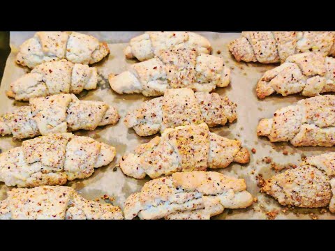 Döymə xəmirdən hazırlanan qozlu mütəkkə peçenyesi. Ореховый рогалики из песочного теста.nut cookies Döymə xəmirdən hazırlanan qozlu mütəkkə peçenyesi. Ореховый рогалики из песочного теста.nut cookies