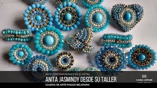 Marta Bravo aborda las creaciones de Anita Jasminoy desde su taller.
