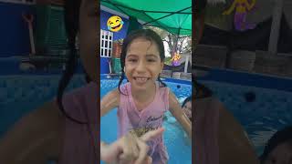 Jugando En La Piscina