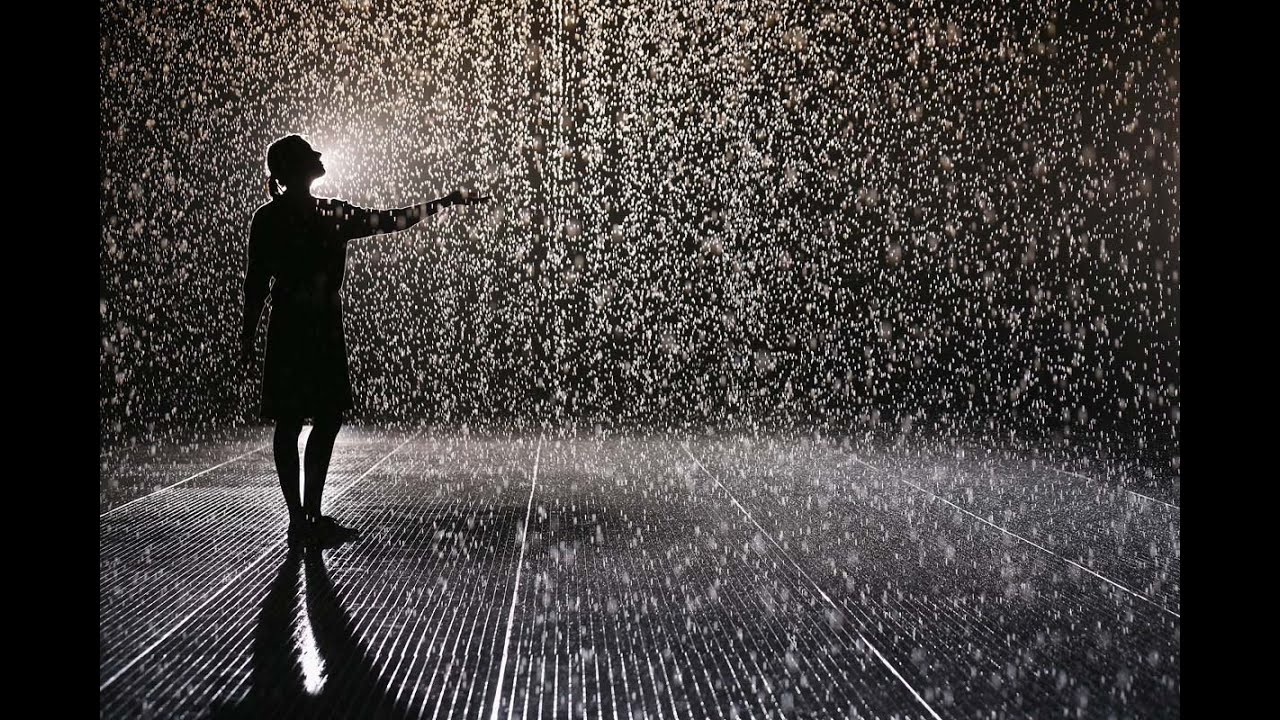 Safada mijando banheiro chuva dourada