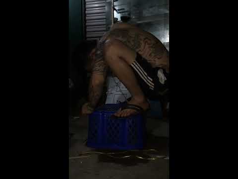 Thanh niên xăm trổ bắt chuột :v