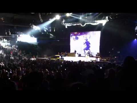 Akon performing Nobody Wanna See Us Together