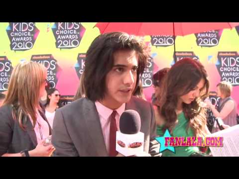 Victorious Stars' Avan Jogia Victoria Justice Chat on the Orange Carpet
