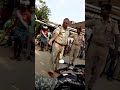 युवक को यूपी पुलिस ने जानवरों की तरह पीटा5 साल का बालक पिता को छोड़ने की मांगता रहा भीख