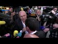 Manuel Valls se prend un coup de caméra - 29/04