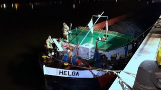 Notfall Auf Der Weser In Bremen Binnenschiff Droht Zu Sinken