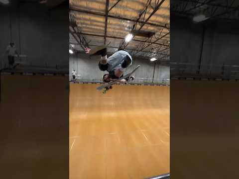🇮🇹 Alessandro Mazzara Backside Heelflip Body Varial 540!