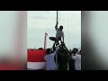 Download Aksi Viral Prajurit TNI & Siswa SMP Betulkan Tali Bendera Aksi Viral Prajurit TNI & Siswa SMP Betulkan Tali Bendera