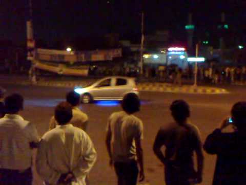 2 moded vitz racing against eachother in karachi north nazimabad at a racing