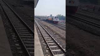 Ngeliat Tante Kunti Tertabrak Kereta