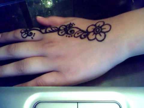 A very simple henna design with flowers and vines simple henna