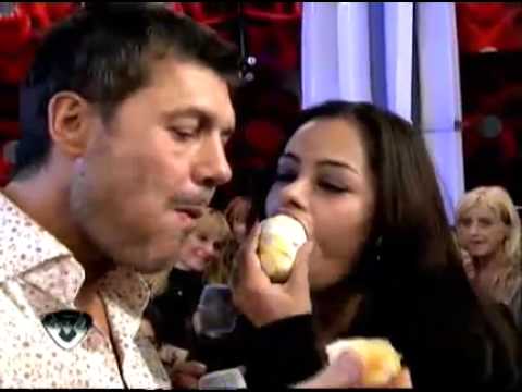 Showmatch 2011 - Marcelo Tinelli comió la naranja de Larissa Riquelme