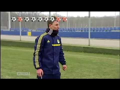 Кобин учит, как выполнять бисиклету Кобин учит, как выполнять бисиклету
