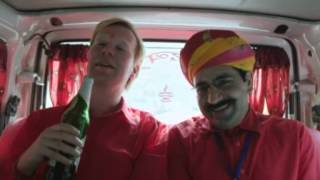 Johan Glans super till i Indien - sjunger "Stinky food"-sången