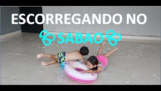 Escorregando No Sabão Na Garagem De