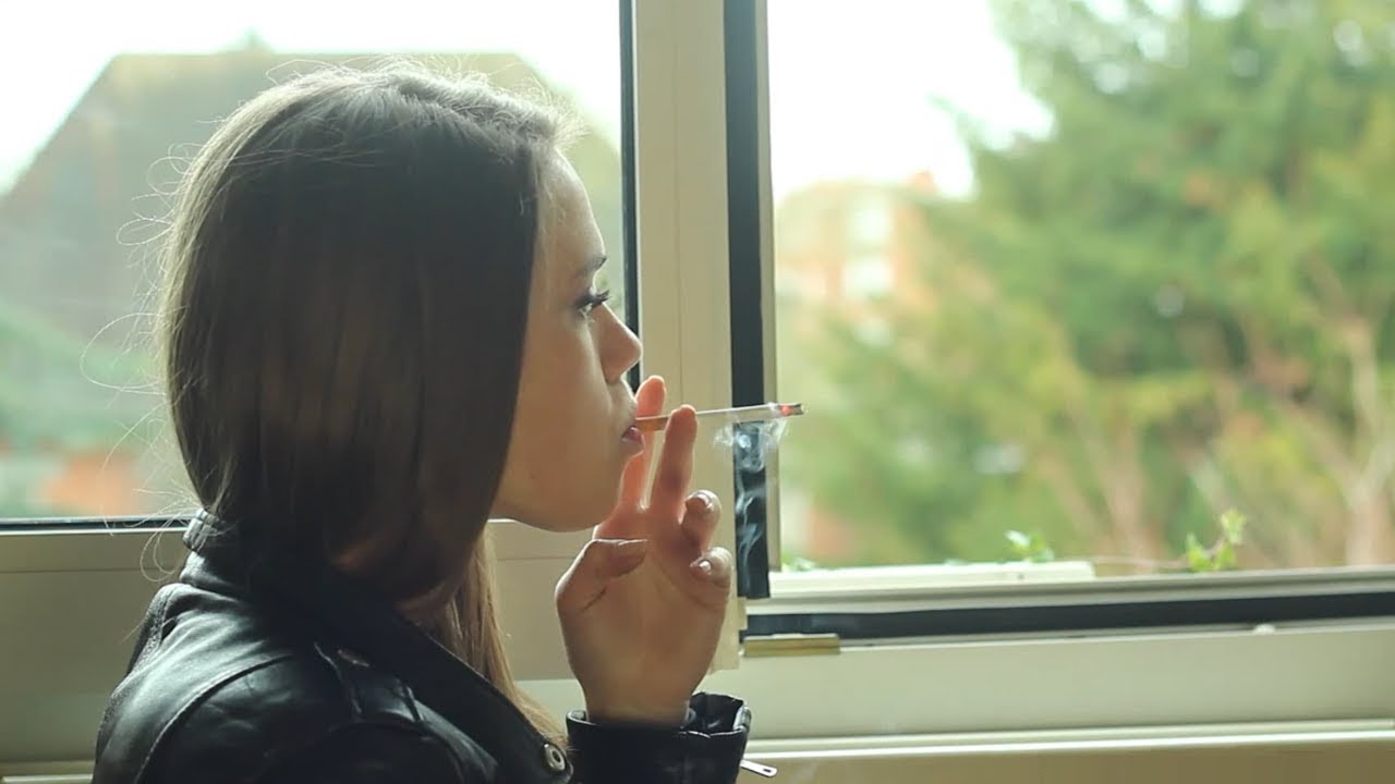 Smoking Girl Candid Порно