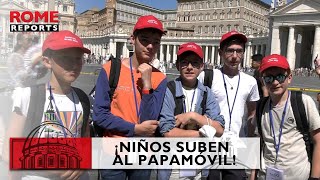Siete niños franceses se suben al papamóvil al incio de la audiencia