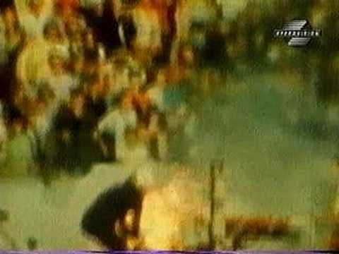 F1 1973 03 Kyalami Mike Hailwood Tries To Help Clay Regazzoni on fire