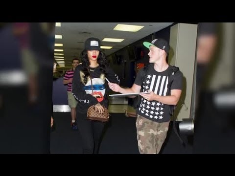 Rihanna Gets Angry at a Fan Wanting to Take a Picture Rihanna Gets Angry at a Fan Wanting to Take a Picture klip izle