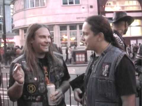 Em Ruinas confraterniza-se com headbangers na frente do Underworld...