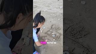 Bocil Buat Tulisan Ping Putih Cantik & Lucu Di Pasir Pantai