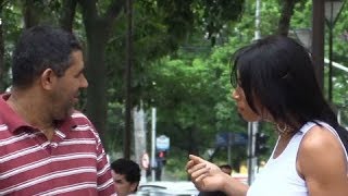 Morena Pede Informação E Axila Peluda Chama Atenção