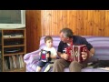 Organetto molisano il nonno inizia ad imparare il nipotino