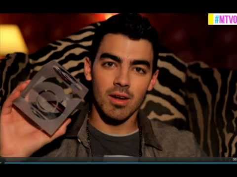 If you look closely you can see Kevin Joe Jonas Nick watched everyone If you look closely you can see Kevin Joe Jonas Nick watched everyone