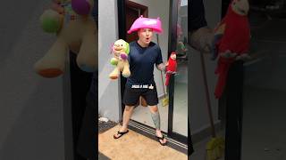 Quando O Filho Enpurra A Irmã Do Trampolim