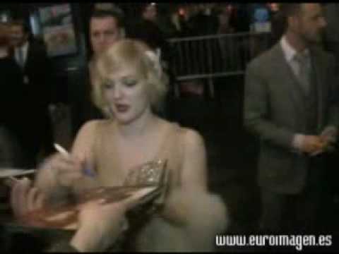 drew barrymore grey gardens premiere dress. Drew Barrymore, exhuberante en la premiere de Grey Gardens