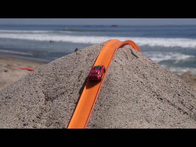 Hot Wheels Toy Car Track On The Beach Is Surprisingly Entertaining - Video