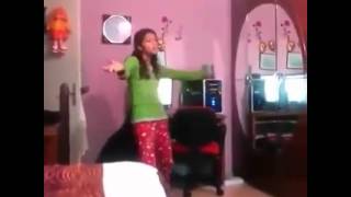 Tranquila şarkısı ile dans eden kıza aduket montajı