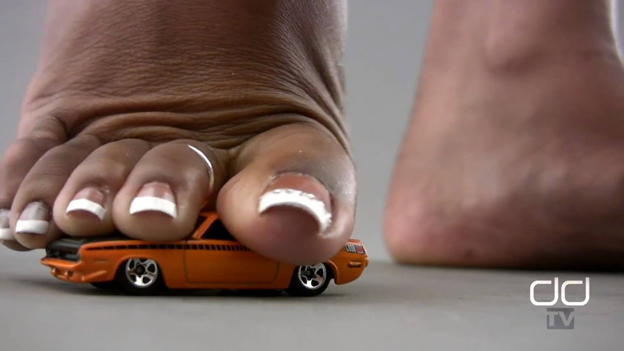 Giantess car