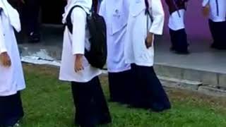 Kanak-Kanak Perempuan Bergaduh Di Sekolah