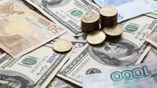 Евро и доллар обновили годовой минимум к рублю