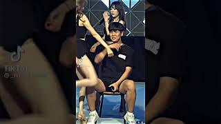 Asyalı Kızların Kucak Dansı