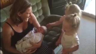 Twins First Time Meeting Baby Brother! Very cute! Twins First Time Meeting Baby Brother! Very cute!