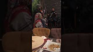 Cafe De Şarkı Söyleyen Türbanlı Kadın