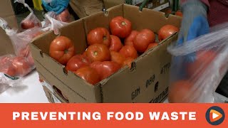 领导们在曼纳食品中心举行食物浪费预防周