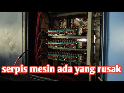Proses perbaikan mesin rusak.