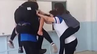 Sınıfta Deve Güreşi Yapan Liseli Kızlar