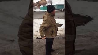 Видео Старик разбил стекло машины, Омск от Портал Om1.ru, Верхнеднепровская улица, Омск, Россия