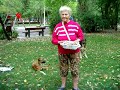Silvia, o d-na de 80 de ani care ingrijeste 10 caini comunitari are nevoie de ajutor