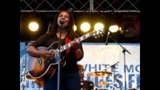 Watch Ruthie Foster You Keep Me Hangin On video