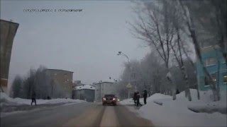 Видео Мурманск, ул. Гагарина. Переход в неположенном месте. от Алексей Кузнецов, улица Юрия Гагарина, Мурманск, Россия