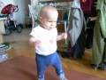 10 hónapos Bálint baba jár