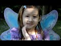 Camilla ThyThy hái sơ ri và mâm xôi sau vườn nhà.