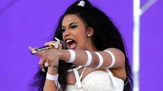 Cardi B CHALLENGES Nicki Minaj Fan To STREET FIGHT! “I DROP MY BABY SO I CAN FIGHT RIGHT NOW!”
